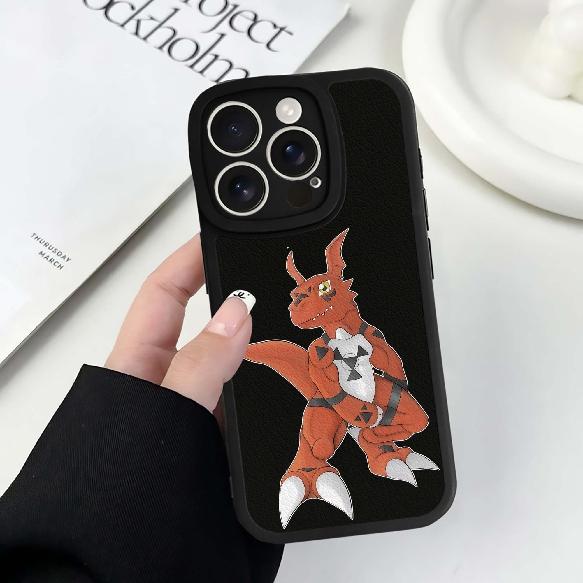 （画像用） Digimon デジタルモンスター/デジモン 【iPhone 16シリーズ対応】シリコンスマホケース（レザー調） 材質：シリコン